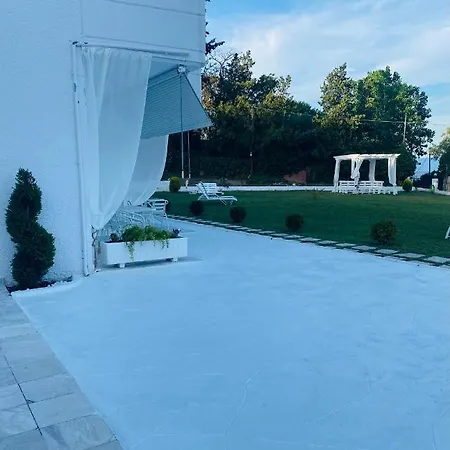 Lefki Полихроно